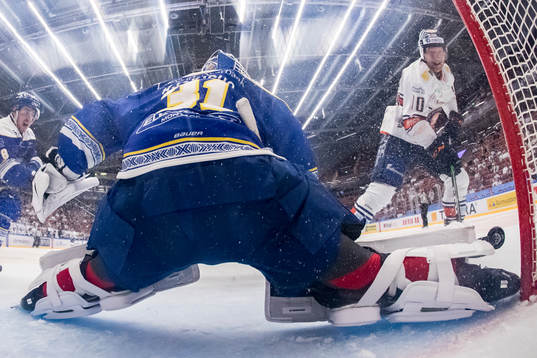 Växjös Richard Gynge  framför Leksands målvakt Kasimir