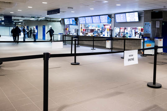 Skylt och avspärrningar i Tegera Arena innan
