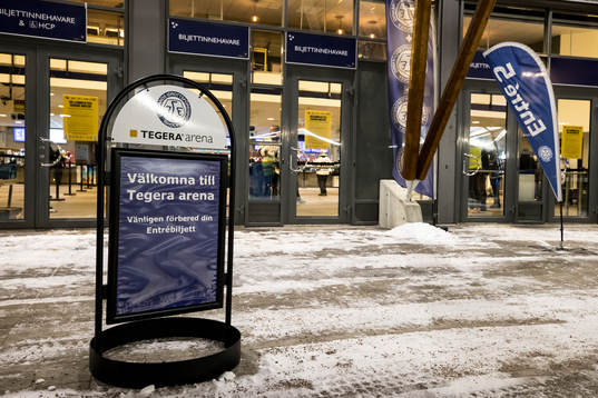 Skylt utanför Tegera Arena innan ishockeymatchen i SHL