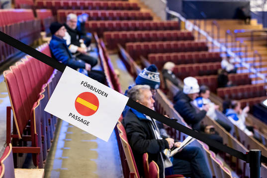 Skylt och avspärrningar i Tegera Arena innan