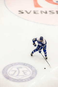 Leksands Lian Bichsel innan ishockeymatchen i SHL mellan