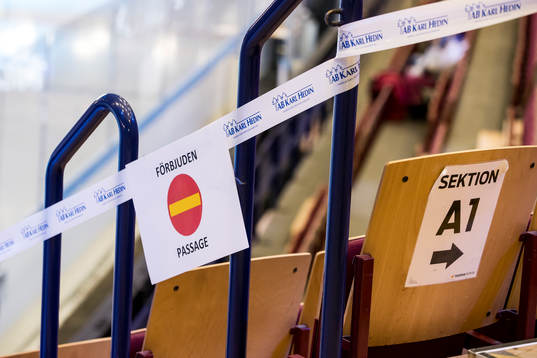 Skylt och avspärrningar i Tegera Arena innan