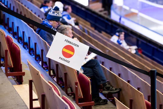 Skylt och avspärrningar i Tegera Arena innan