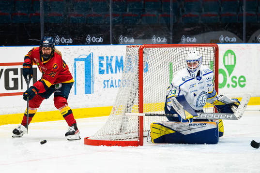 Djurgårdens Sofie Lundin och Leksands målvakt Amanda