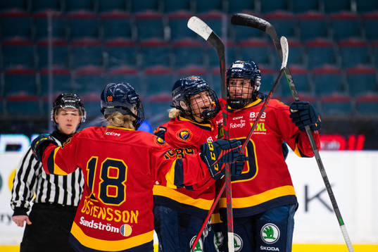 Djurgårdens Lauren Williams jublar med lagkamrater