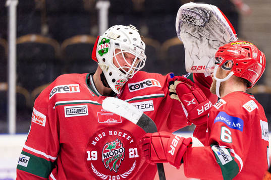 Modos målvakt Tex Williamsson jublar