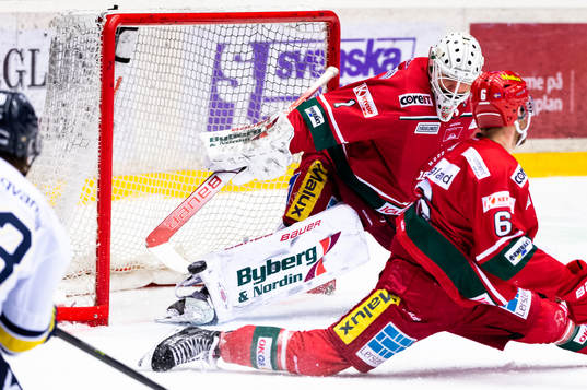Modos målvakt Tex Williamsson räddar