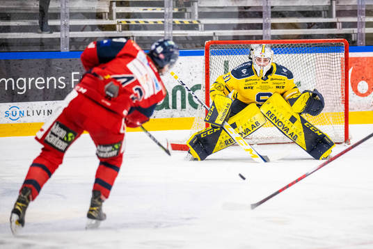 Västerviks Max Krogdahl och Södertäljes målvakt Nikita
