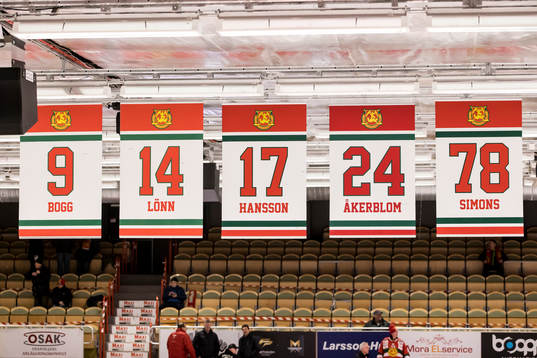 Flaggor i taket på Smidjegrav Arena