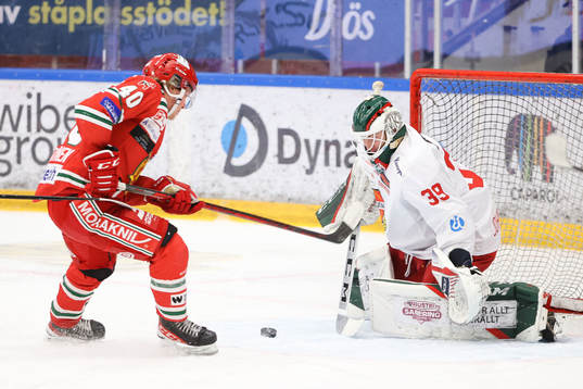 Moras Anton Heikkinen och Almtunas målvakt Isak Johansson