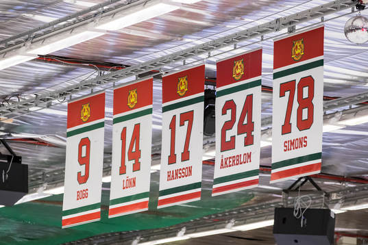 Flaggor i taket på Smidjegrav Arena