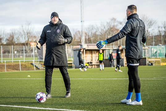 Landskronas målvaktstränare Thomas Kozma i samtal med