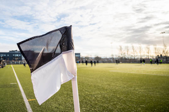 En hörnflagga på Landskrona IPs träningsplan