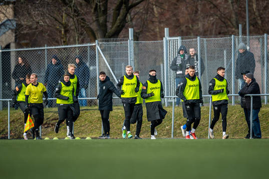 Landskronas spelare värmer upp