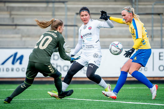 Rosengårds Loreta Kullashi mot Bröndbys målvakt Naja