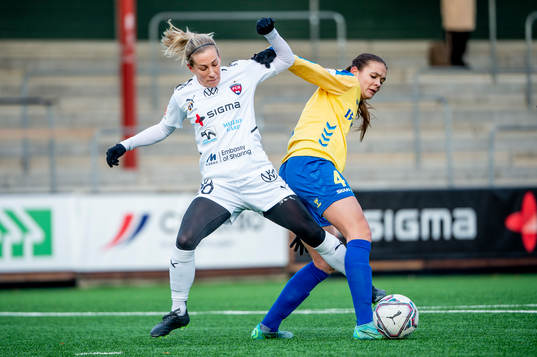 Rosengårds Mia Persson mot Bröndbys Caroline Pleidrup Gram
