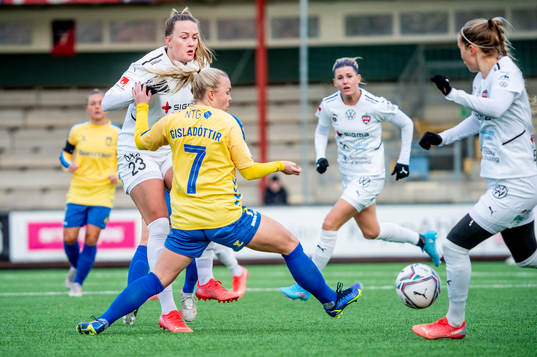 Rosengårds Stefanie Sanders mot Bröndbys Kristin Dis