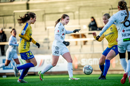 Rosengårds Bea Sprung mot Bröndbys Matilda Kristell
