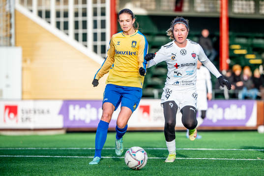 Rosengårds Loreta Kullashi mot Bröndbys Caroline Pleidrup