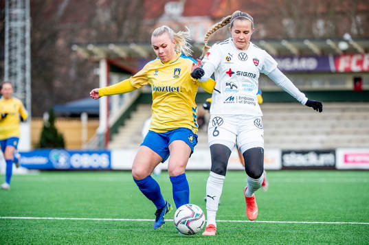 Bröndbys Kristin Dis Arnadottir mot Rosengårds Ria Noora