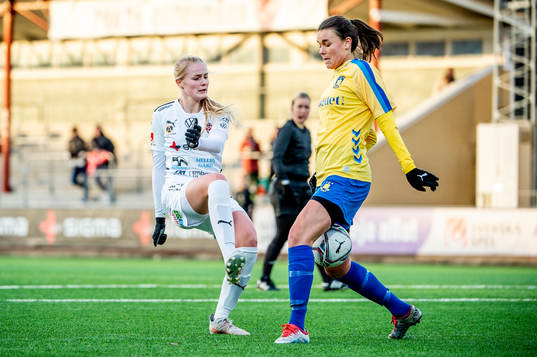 Rosengårds Hanna Stenberg mot Bröndbys Anna Welin