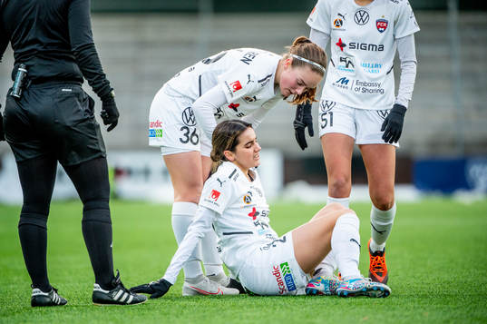 Rosengårds Mathilde Vangsgaard kollar till Ellen Loncar