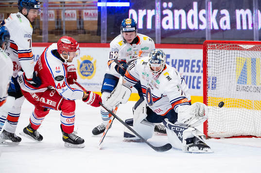 Timrås Jacob Blomqvist och Växjös målvakt Adam Åhman