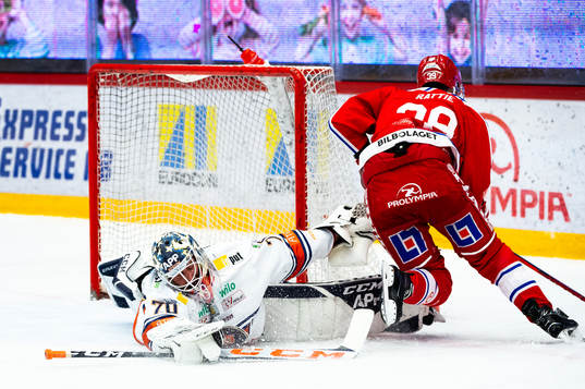 Växjös målvakt Adam Åhman och Timrås Ty Rattie