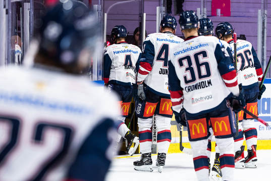 Linköpings spelare lämnar isen