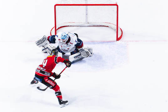 Luleås Brendan Shinnimin just före avgörande 3-2 bakom