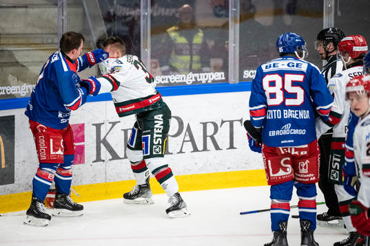 Oskarshamns Brian Cooper och Frölundas Nicklas Lasu