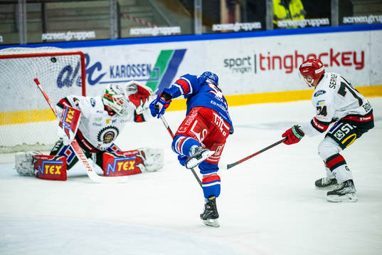 Här gör Oskarshamns Cameron Brace 2-1 bakom Frölundas