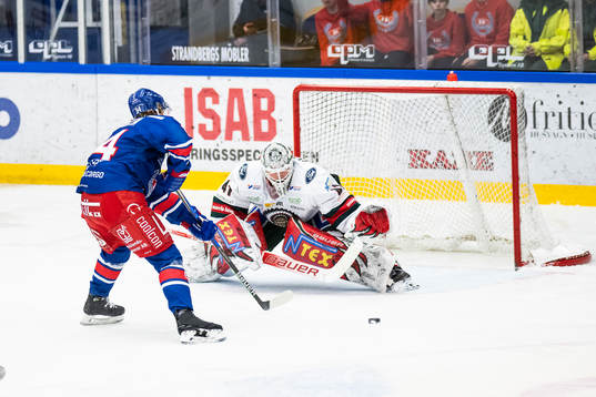 Oskarshamns Philip Samuelsson och Frölundas målvakt