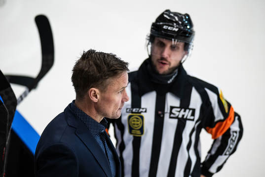 Frölundas tränare Roger Rönnberg i diskussion med Domare