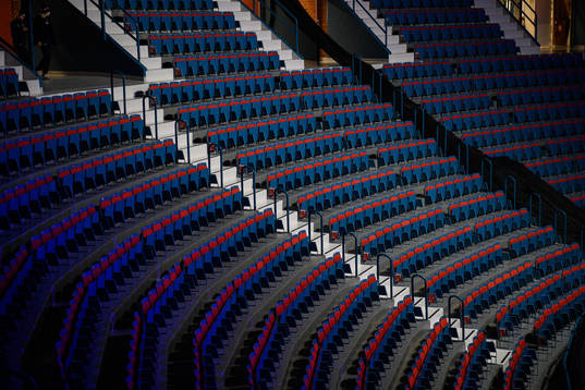 Tomma läktare på Hovet