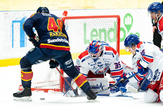 Djurgårdens Rhett Rakhshani oroar framför Oskarshamns