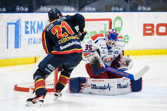 Djurgårdens Filip Cederqvist oh Oskarshamns målvakt Joe