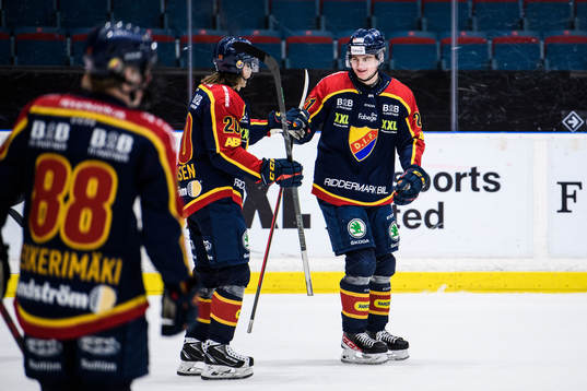 Djurgårdens Filip Cederqvist (th) jublar med Marcus