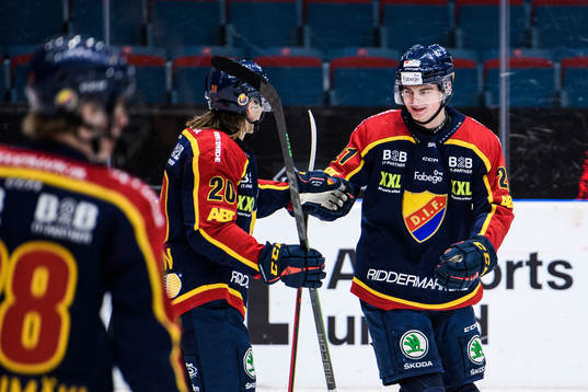 Djurgårdens Filip Cederqvist (th) jublar med Marcus