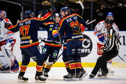 Djurgårdens Dick Axelsson (th) jublar med lagkamrater