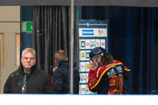 Djurgårdens Marcus Sörensen lämnar isen