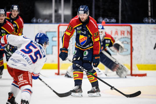 Djurgårdens Dick Axelsson täcker ett skott