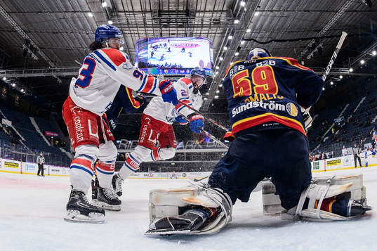 Oskarshamns Cameron Brace och Hynek Zohorna framför