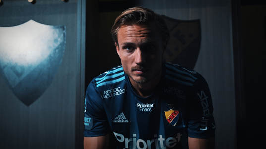 I denna handout-bild från Djurgården Fotboll poserar