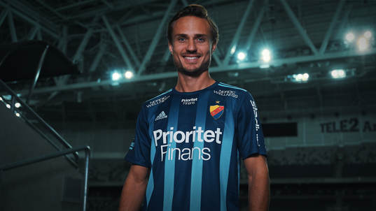 I denna handout-bild från Djurgården Fotboll poserar