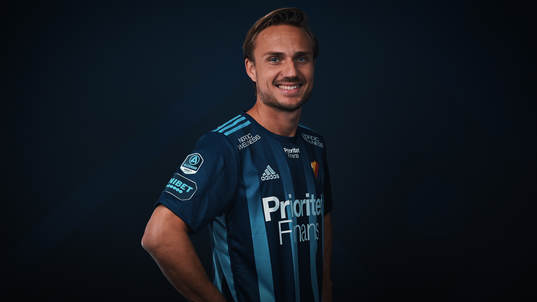 I denna handout-bild från Djurgården Fotboll poserar