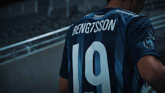 I denna handout-bild från Djurgården Fotboll poserar
