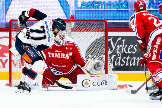 Linköpings Robert Lantosi framför Timrås målvakt Jacob