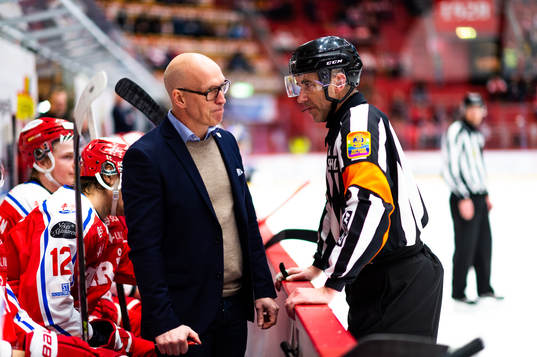 Timrås tränare Fredrik Andersson diskuterar med domaren