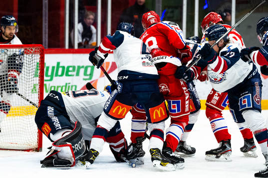 Timrås Robin Hanzl framför Linköpings målvakt Marcus